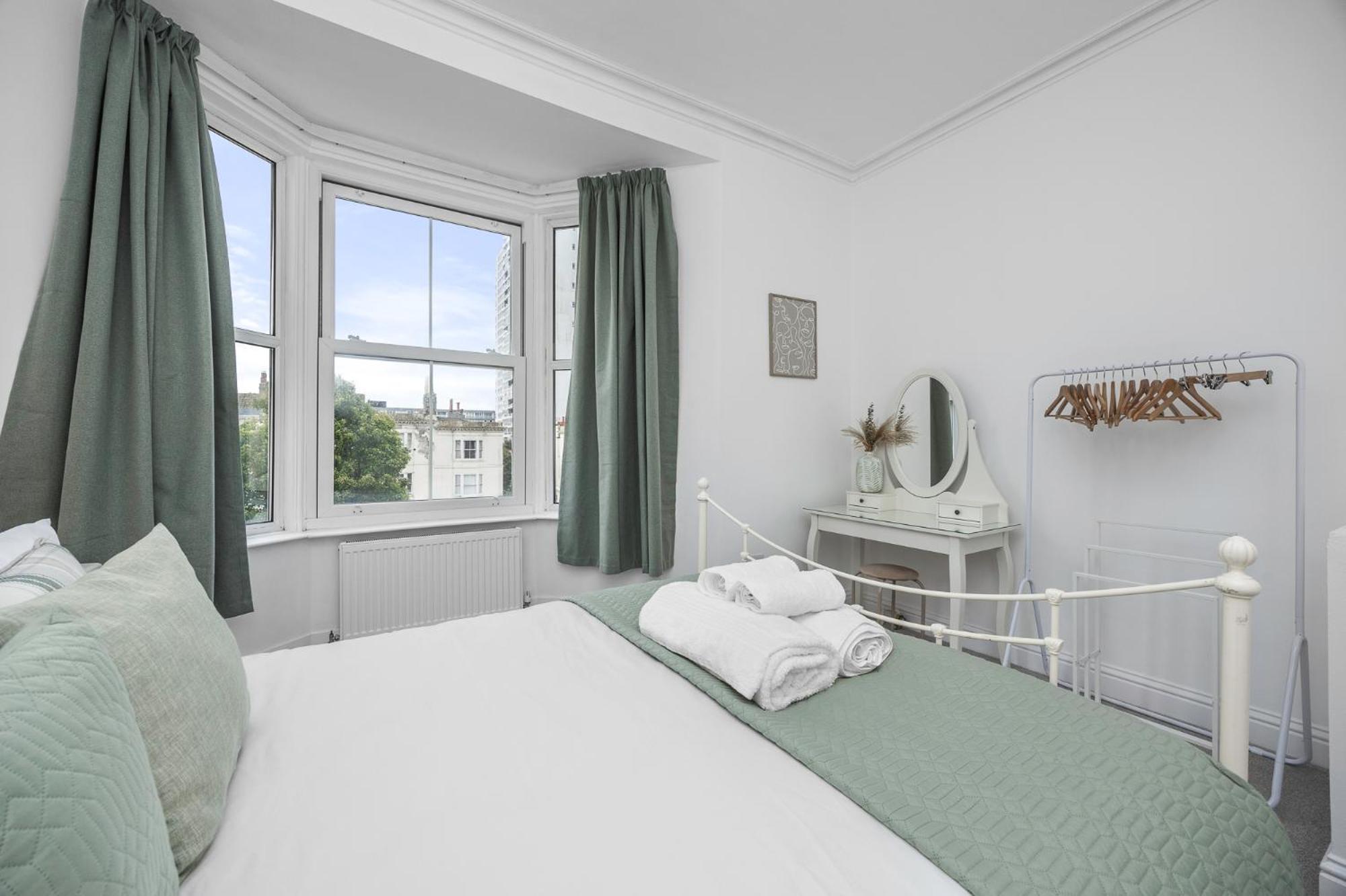 2 Bedroom Flat - With King Sized Beds, Netflix And Sky - Perfect For Contractors, Vacation Guests Or Those Relocating Брайтонн Экстерьер фото