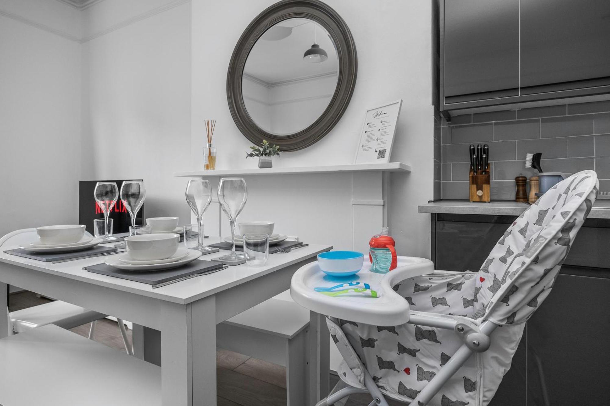 2 Bedroom Flat - With King Sized Beds, Netflix And Sky - Perfect For Contractors, Vacation Guests Or Those Relocating Брайтонн Экстерьер фото
