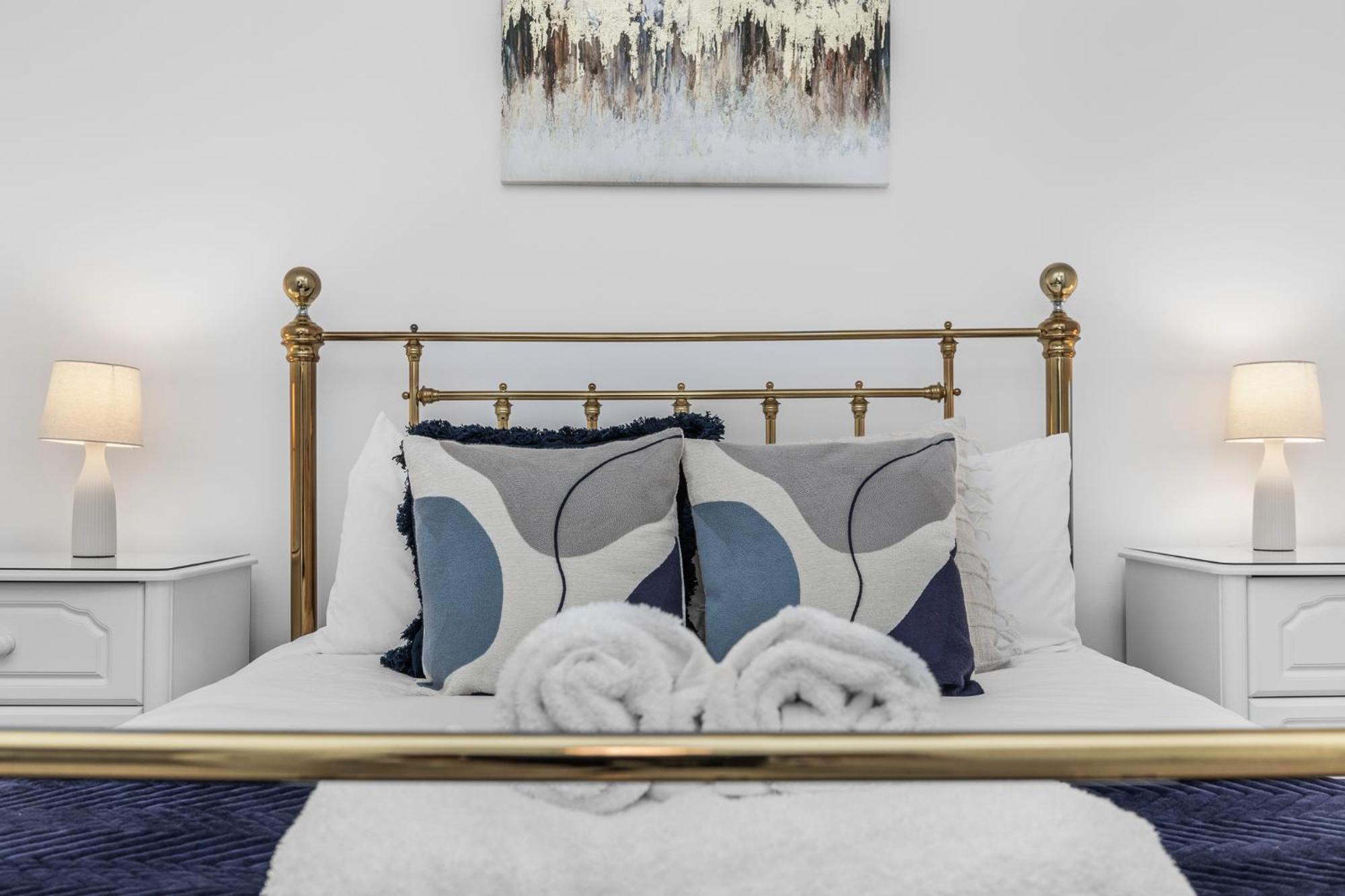 2 Bedroom Flat - With King Sized Beds, Netflix And Sky - Perfect For Contractors, Vacation Guests Or Those Relocating Брайтонн Экстерьер фото