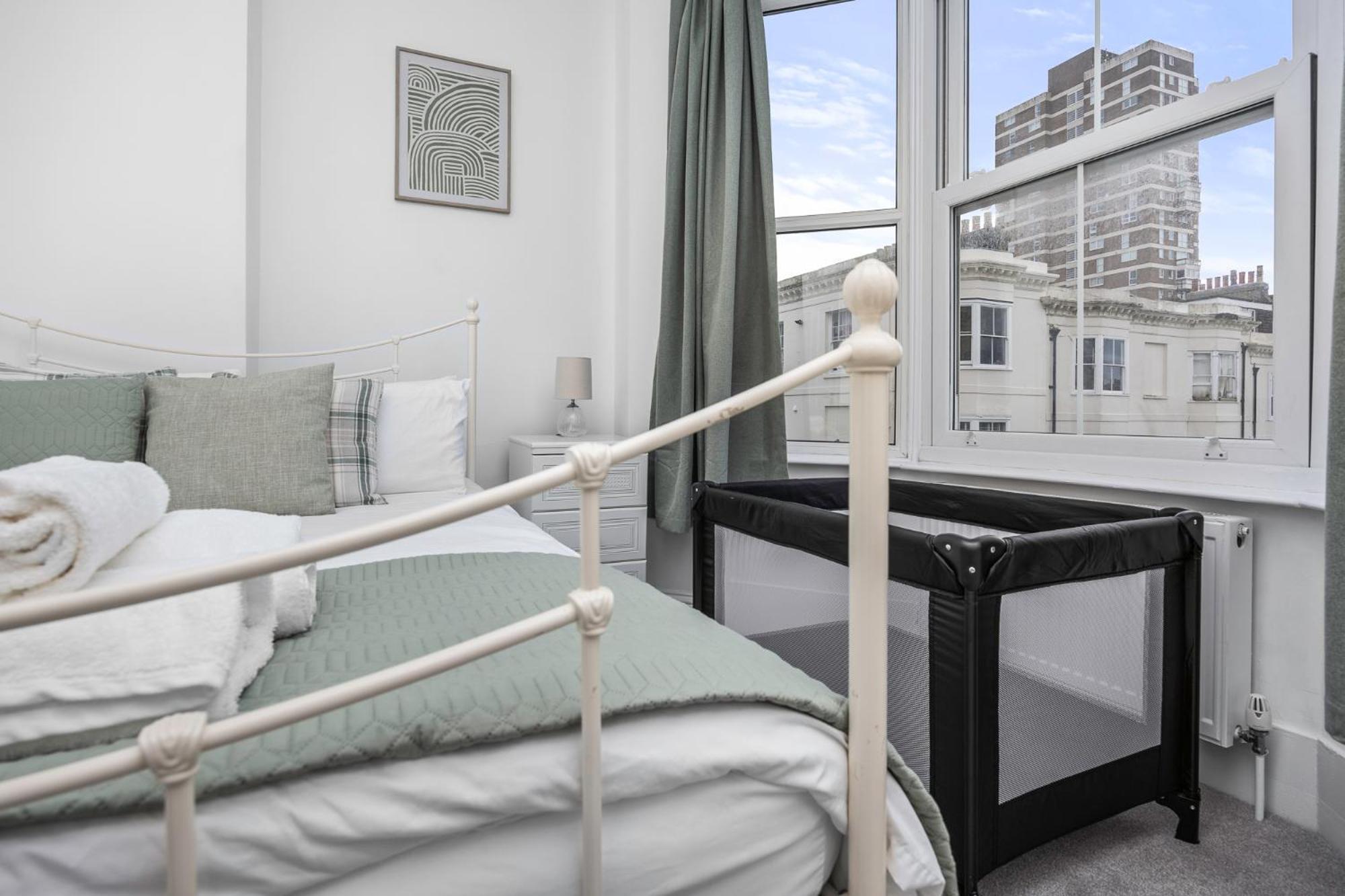2 Bedroom Flat - With King Sized Beds, Netflix And Sky - Perfect For Contractors, Vacation Guests Or Those Relocating Брайтонн Экстерьер фото