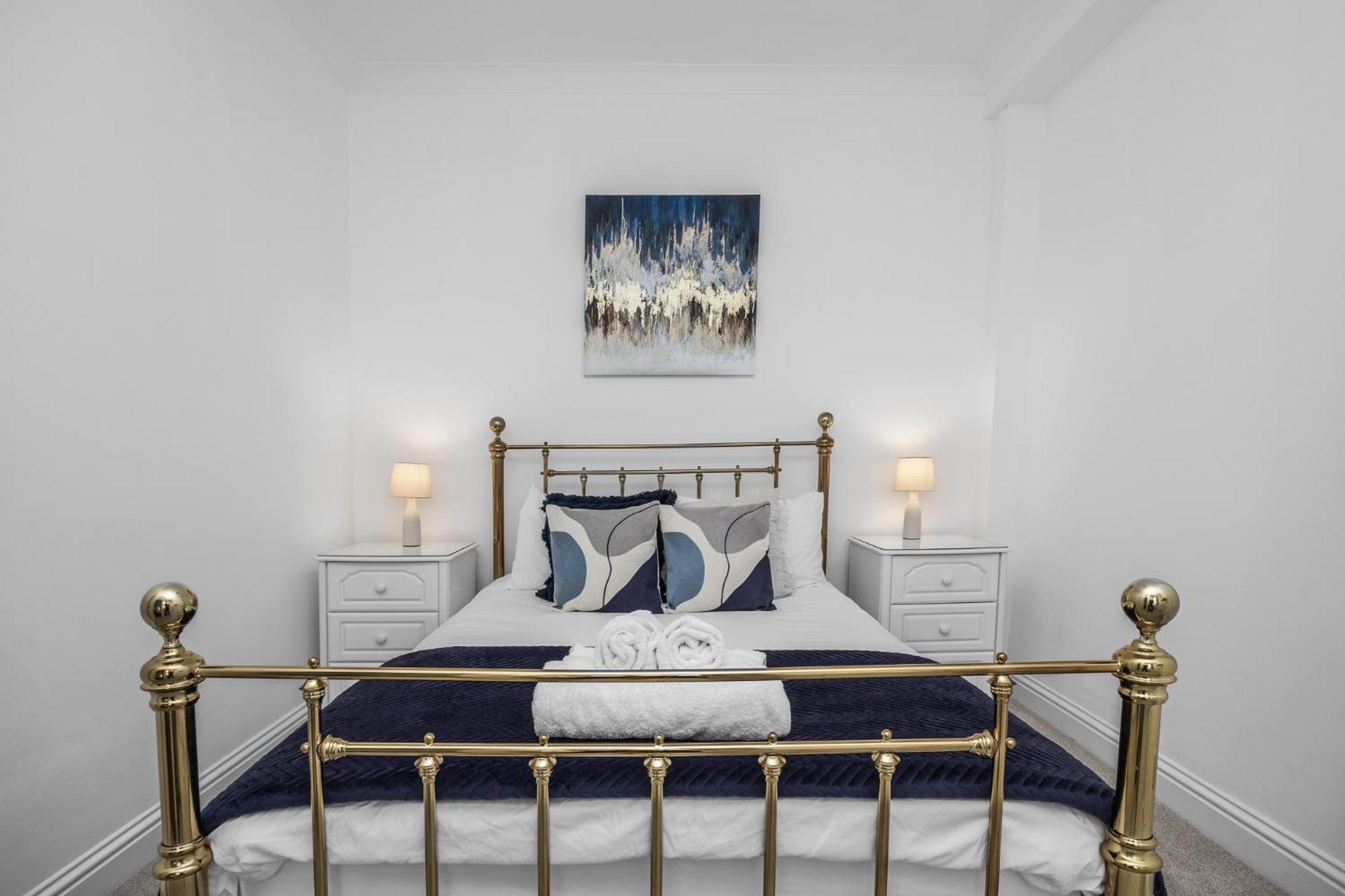 2 Bedroom Flat - With King Sized Beds, Netflix And Sky - Perfect For Contractors, Vacation Guests Or Those Relocating Брайтонн Экстерьер фото